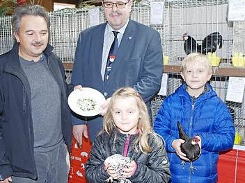 Für das beste Tier der Jugendlichen erhielt Tobias Grampp die Jugendplakette des Bezirksverbands. Mit im Bild (v. l.) Kreisjugendleiter Werner Hofmann, Kreisvorsitzender Hansjürgen Grampp und Carina Grampp.  Foto: Karl Klippel