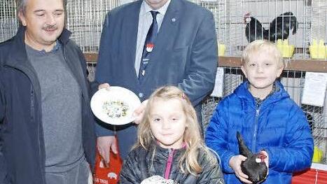 Für das beste Tier der Jugendlichen erhielt Tobias Grampp die Jugendplakette des Bezirksverbands. Mit im Bild (v. l.) Kreisjugendleiter Werner Hofmann, Kreisvorsitzender Hansjürgen Grampp und Carina Grampp.  Foto: Karl Klippel