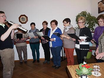Frauenschola der singenden Gärtnerinnen unter der Leitung von Chorleiter Florian Seufert.  Fotos: Gerd Schaar
