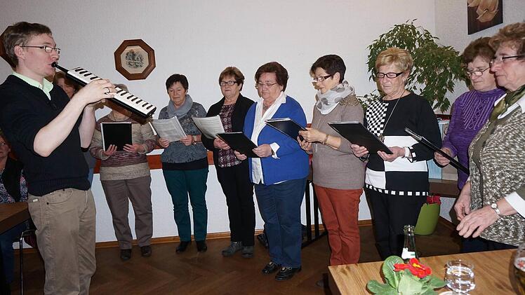 Frauenschola der singenden Gärtnerinnen unter der Leitung von Chorleiter Florian Seufert.  Fotos: Gerd Schaar