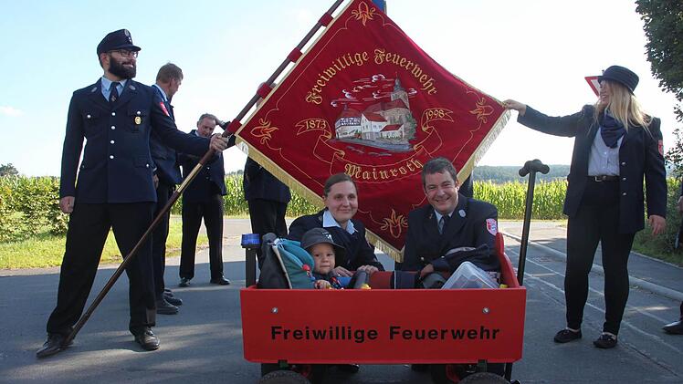 Jochen und Julia Stenglein von der Freiwilligen Feuerwehr Mainroth hatten einen Bollerwagen zum Feuerwehrmobil für ihren Filius Lukas umgebaut. Als Fahrenträger fungierten Bernd Mohrand und Natalie Jaye. Foto: Stephan Stöckel