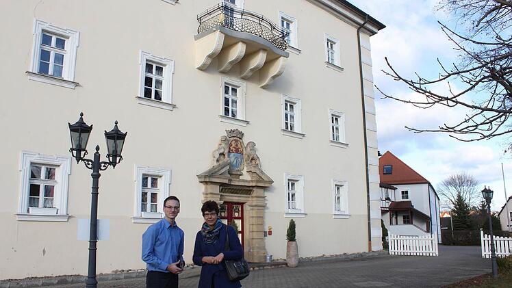 Susann Biedefeld, Vorsitzende der "Franken-Akademie Schloss Schney", und Simon Moritz, stellv. Geschäftsführer, vor dem Portal des Schlosses, dessen älteste Teile aus dem 14. Jahrhundert stammen. Foto: Popp
