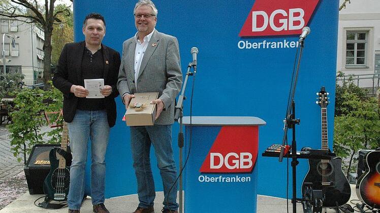 Carsten Höllein und Hauptredner Matthias Kirchner auf der Bühne. Foto: Edwin Meißinger
