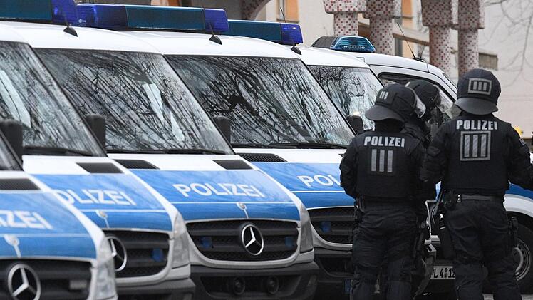 Aufregung in Nürnberg: Großeinsatz wegen Explosion in der Königstorpassage. Symbolbild: Boris Roessler/dpa