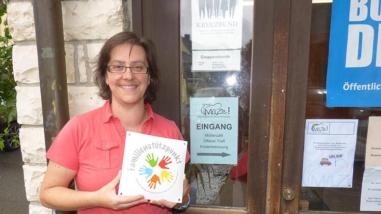 Barbara Großmann mit dem Schild Familienstützpunkt Foto: Carmen Schwind