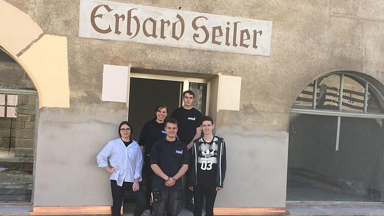 Wo früher das Bekleidungsgeschäft Seiler war, ist heute die Kleiderkammer. Auch dank des Einsatzes von (von links) Milena Dillinger, Susanne Kretter, Bernd Steinhäuser, Johannes Walter und  Lukas Schnapp.