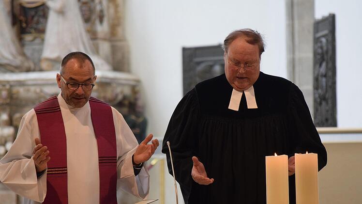 Dekan Roland Huth und Pfarrer Michael Dietrich wollen Hinterbliebenen mit ihrer Ansprache Trost aussprechen. Daniela Pondelicek