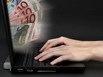 Bankgeschäfte per Computer und Handy werden immer beliebter. Jens Schierenbeck/dpa
