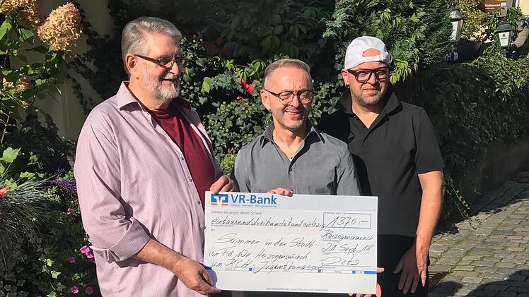 KCH-Chef Gerd Engert (v.l.)freut sich über die gespendete Summe von 1370 Euro, die er von Walter und Ralf Dietz überreicht bekam.