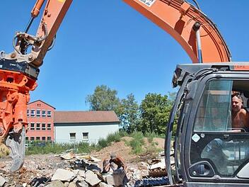 Frank Schwarz und sein Bagger. Mit dem großen Greifer kann er sogar die kleinsten Teilchen auf der Baustelle aufnehmen.  Foto: Hanns Friedrich