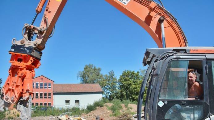 Frank Schwarz und sein Bagger. Mit dem großen Greifer kann er sogar die kleinsten Teilchen auf der Baustelle aufnehmen.  Foto: Hanns Friedrich
