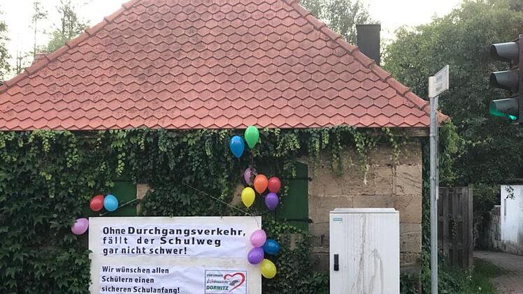 Mit einer Plakataktion verschönerten die "LiDo"-Aktivisten den Schulweg in der zurzeit verkehrlosen Hauptstraße.privat
