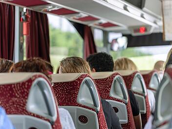 Fahrgäste, Passagiere in einem Bus, Reisebus, Fernbus, Omnibus