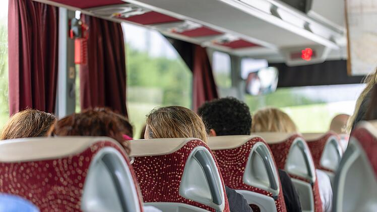 Fahrgäste, Passagiere in einem Bus, Reisebus, Fernbus, Omnibus
