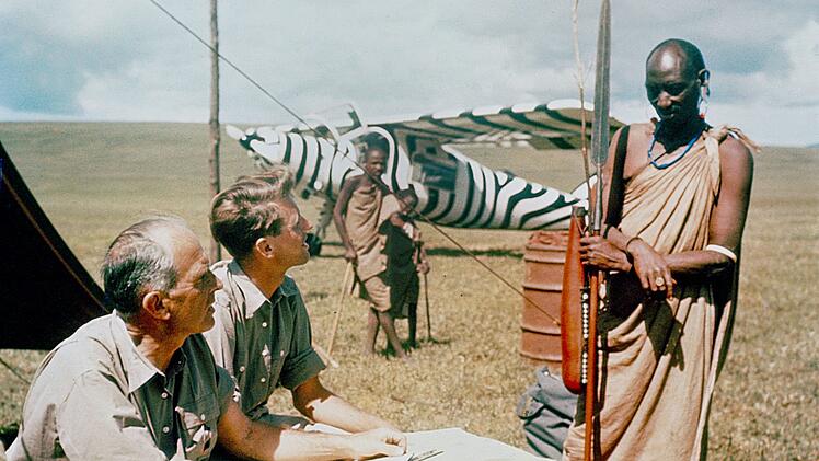Bernhard Grzimek (links) mit seinem Sohn Michael w&auml;hrend der Dreharbeiten in der W&uuml;ste f&uuml;r "Serengeti darf nicht sterben". Der Sohn starb bei einem Flugzeugabsturz w&auml;hrend der Dreharbeiten.