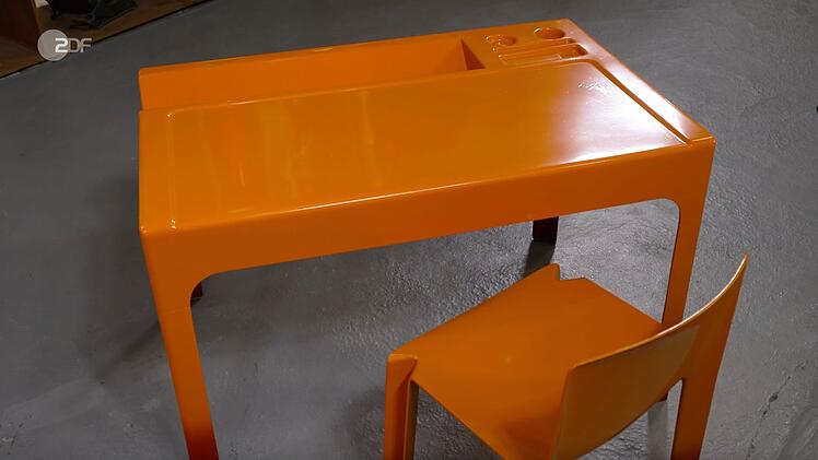 Als weitere Objekte der Sendung wurde ein Schreibtisch und Stuhl in den fr&uuml;hen 1970er Jahren datiert.