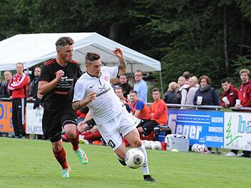 Ins Zeug gelegt: Einen schweren Stand hatte Reichenbachs Patrick Hergenröther (links) in den Duellen mit dem Würzburger Steven Lewerenz, der an fast allen Toren des Regionalligisten beteiligt war.  Foto: Hopf