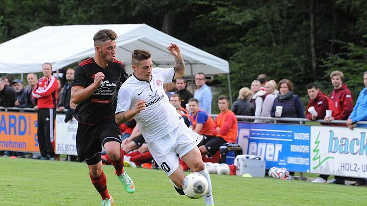 Ins Zeug gelegt: Einen schweren Stand hatte Reichenbachs Patrick Hergenröther (links) in den Duellen mit dem Würzburger Steven Lewerenz, der an fast allen Toren des Regionalligisten beteiligt war.  Foto: Hopf