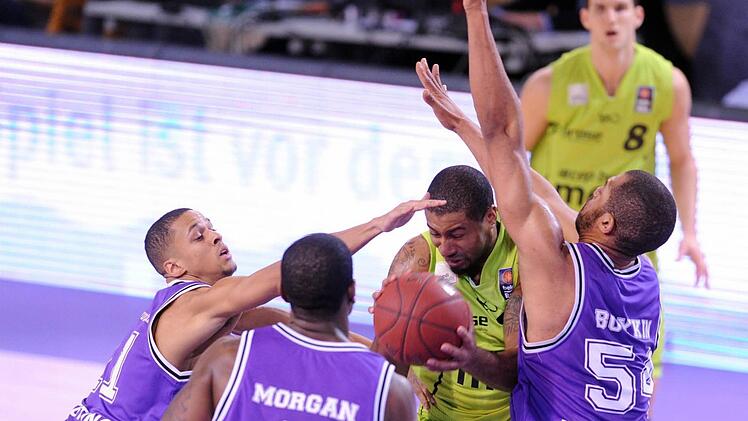 Ronald Burrell will mit dem Kopf durch die Wand. Von links die Göttinger Andy Onwuegbuzie, Raymar Morgan und Jamal Boykin.