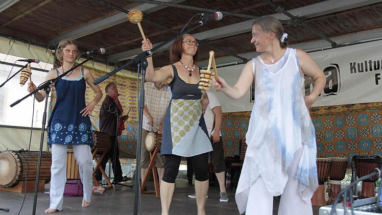 "Ecole TamTam" aus Erlangen trat zum Start auf der Bühne auf. Foto: Michael Memmel