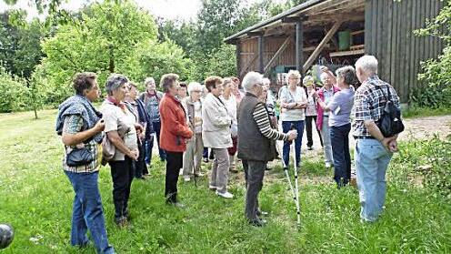 Eins von vielen Angeboten: eine Kräuterwanderung unter der Leitung von Kräuterpädagogin Christa Heinze  Foto: Kuntze