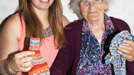 Klara Putschky mit ihrer Enkelin Denise: Auch mit 80 Jahren strickt die Oma noch gerne Socken für die ganze Familie. Foto: Sonny Adam