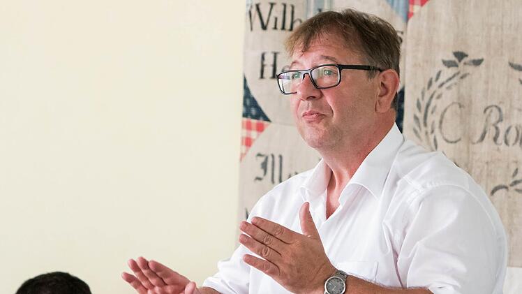 Urs-Michael Theus bei der Probenarbeit in Heldritt Foto: Jochen Berger