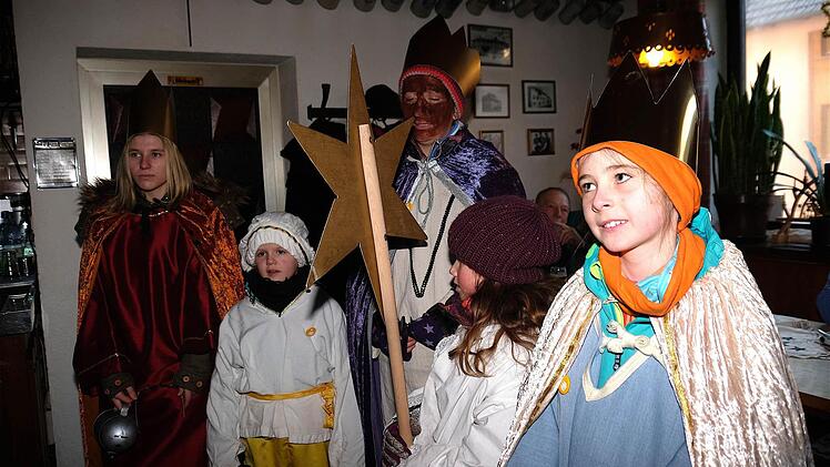 Der traditionelle Auftritt der Heiligen drei Könige aus den Reihen der Ministranten vor der Bürgerversammlung in Diebach. Foto: Gerd Schaar