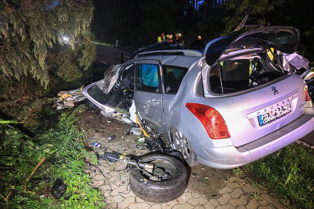 Tödlicher Unfall im Kreis Forchheim: Auto prallt gegen Baum und wird komplett zerstört - Fahrer stirbt