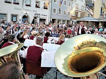 Rund 300 Zuhörer genossen das Konzert auf dem Marktplatz. Foto: Werner Reißaus