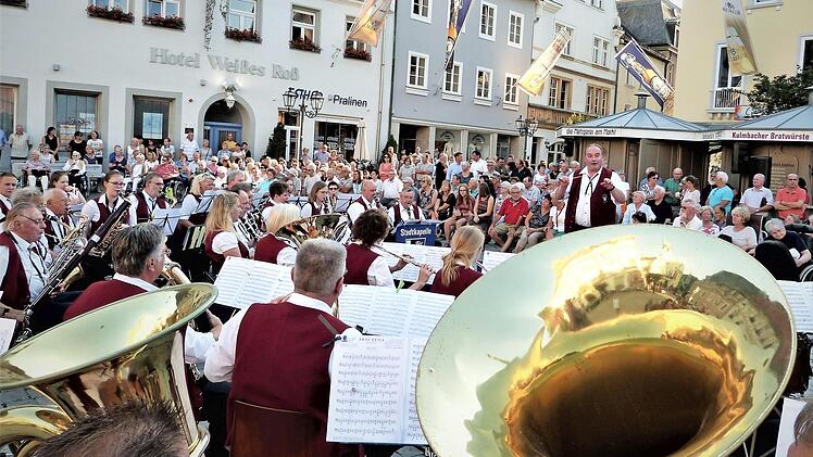 Rund 300 Zuhörer genossen das Konzert auf dem Marktplatz. Foto: Werner Reißaus