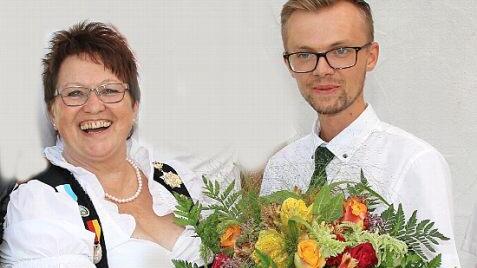 Vorsitzender Dennis Stang (rechts) ist stolz auf Deutsche MeisterinChristina Kob. Foto: Michael Stelzner