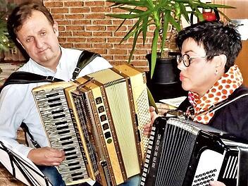 Für Musik sorgten beim ökumenischen Seniorenkreis Elisabeth Baierlein und Harald Kotschenreuther.  Foto: Gerd Fleischmann