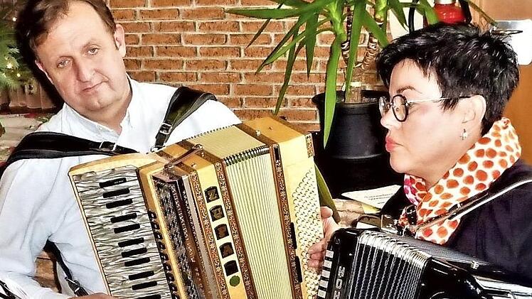 Für Musik sorgten beim ökumenischen Seniorenkreis Elisabeth Baierlein und Harald Kotschenreuther.  Foto: Gerd Fleischmann