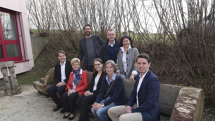 Beim Netzwerk aus der Stadt Teuschnitz, dem Regionalmanagement, dem Stadtumbaumanagement, der ARGE "Schwarzes Kreuz" und dem BMEL laufen viele Fäden zusammen. Auf der Bank v. l. Florian Kirfel, Gabriele Weber, Christine Bauer, Bettina Seliger, Oliver Plewa. Hintere Reihe v. l. Prof. Markus Schlempp, Willi Fehn und  Susanne FallerNicole Julien-Mann