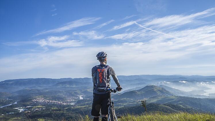 Mit der richtigen Fahrradhalterung hat man das Smartphone immer im Blick. Foto: FabricioMacedoPhotos/pixabay.com.