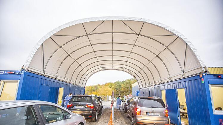 An der Teststation in Wonfurt: Bürger lassen sich auf eine Infektion mit dem Coronavirus testen. René Ruprecht