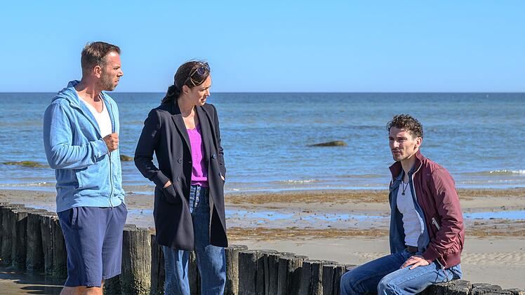 Kriminalhauptkommissar Lars Pöhlmann (Dominic Boeer, links) und Kriminalhauptkommissarin Karoline Joost (Nike Fuhrmann) befragen den Strandcafébesitzer Florian Albertsen (Martin Bruchmann).