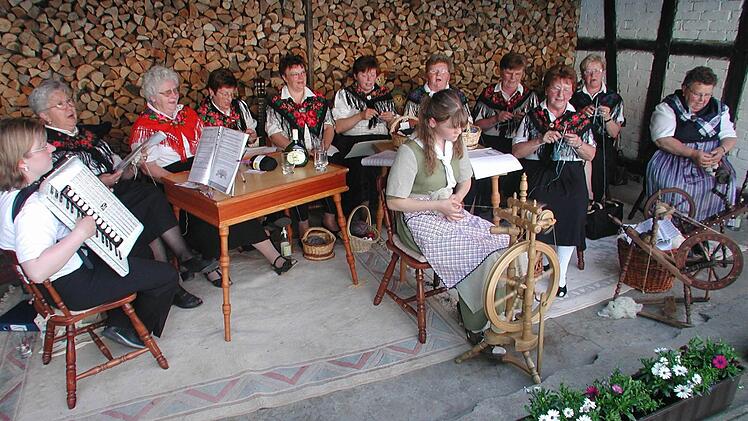 Mehr als 10 000 Gäste waren vor zehn Jahren zum Rottershäuser Heimatfest gekommen. Mit dabei war damals die Sing- und Strickgruppe Poppenlauer mit stellvertretender Landrätin Magdalena Dünisch (3. von rechts). Foto: Archiv/Stefan Geiger