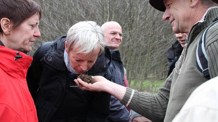 Am Ufer der Sinn lässt Robert Hildmann Susanne Warndorf (links) und Karin Hellweg an "Bibergeil" riechen.