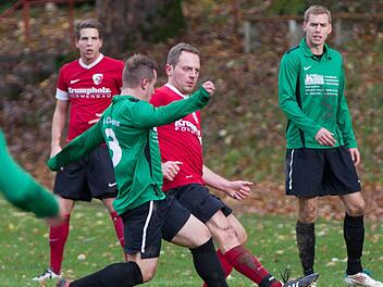 Michael Thoennes (rotes Trikot hat in dieser Saison siebenmal für den FC Kronach gespielt. Ab sofort steht er als Trainer in der Verantwortung.