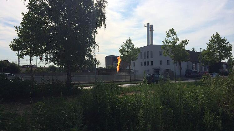 Sieht bedrohlich aus, dient aber nur der Sicherheit: Abfackeln von Flüssiggas an der Coburger Straße  Foto: Gertrud Glössner-Möschk