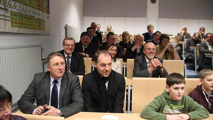 Ein Chemiesaal mit ungewohnter Besetzung Foto: Sonja Adam