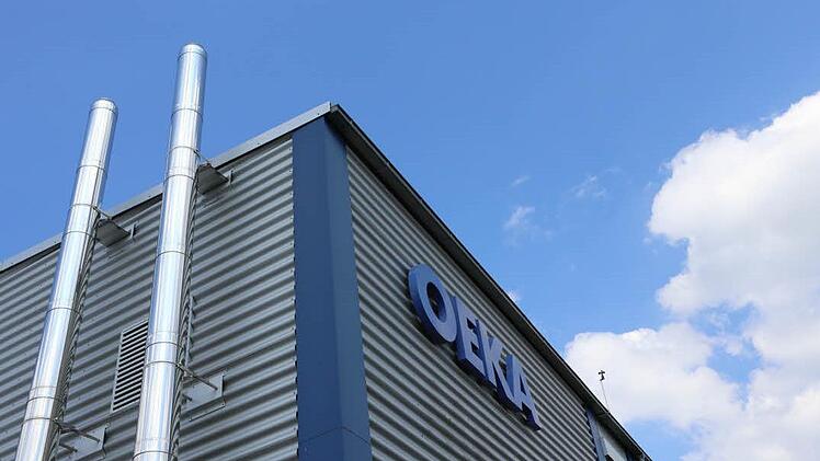 Blauer Himmel über dem Oeka-Werk im Laubanger. Mit dem Kauf durch die Firma Geka ergibt sich eine neue Perspektive für die dortigen Mitarbeiter. Sie sollen alle übernommen werden. Foto: Barbara Herbst