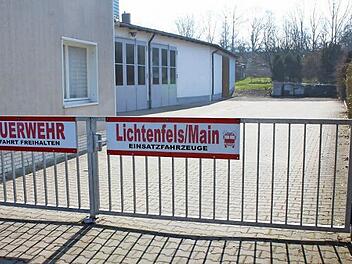 Von der Straße aus zurückversetzt befindet sich die angemietete Fahrzeughalle der Feuerwehr "Lichtenfels/Main - Gefahrenschutzzug" in der Alten Reichsstraße in Oberwallenstadt. Weil sie nicht den aktuellen Vorgaben entspricht, soll ein Ersatz geschaffen werden.  Foto: Popp
