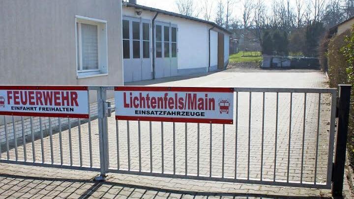 Von der Straße aus zurückversetzt befindet sich die angemietete Fahrzeughalle der Feuerwehr "Lichtenfels/Main - Gefahrenschutzzug" in der Alten Reichsstraße in Oberwallenstadt. Weil sie nicht den aktuellen Vorgaben entspricht, soll ein Ersatz geschaffen werden.  Foto: Popp