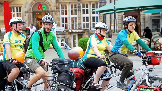 Mit Tandems, in Zweier-Kajaks und zu Fu&szlig; sind die Teilnehmer der Mut-Tour durch Deutschland unterwegs. Foto: Oandris Tejeiro Nordet