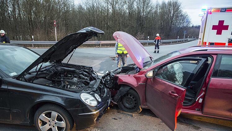 Direkt an der Autobahnauffahrt prallten die beiden Autos gegeneinander.  Ren&eacute; Ruprecht