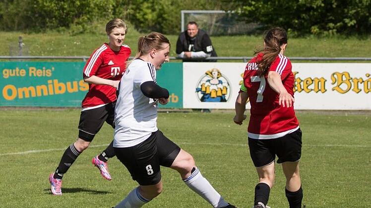 Im Strafraum spielte die Weismainerin Jessica Ziemann (links) den Ball Katrin Neckermann durch die Beine, erwischt die Torfrau anschlie&szlig;end auf dem falschen Fu&szlig; und erzielt den Siegtreffer. Fotos: Heinrich Wei&szlig;
