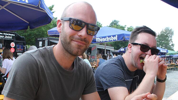 Stefan Schmid aus Mainleus konnte bei einem Falafelteller nicht widerstehen, Oliver Raczka genoss einen "Surf & Turf-Burger" mit Straußenfleisch. Foto: Sonny Adam